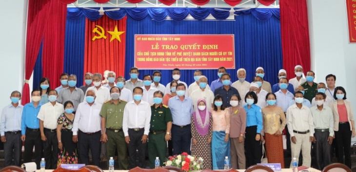 Trao Quyết định của Chủ tịch UBND tỉnh phê duyệt danh sách người có uy tín trong đồng bào dân tộc thiểu số trên địa bàn tỉnh Tây Ninh năm 2021