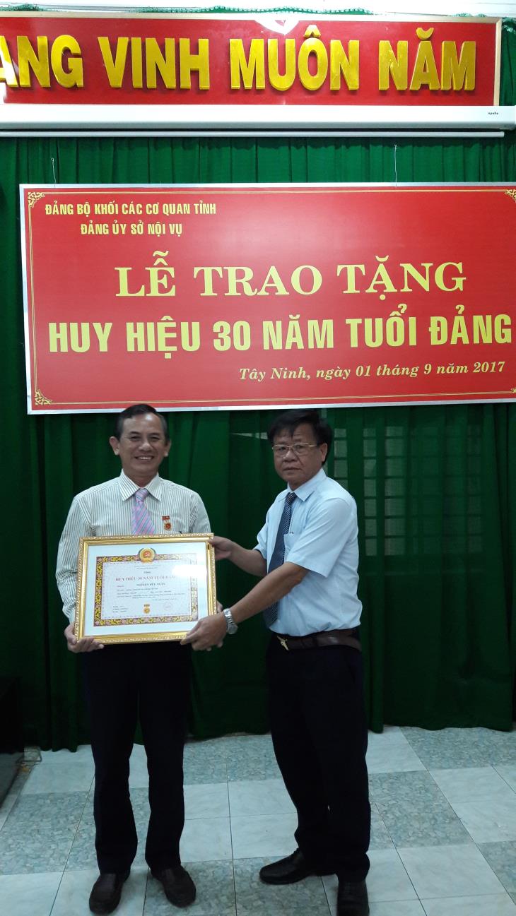 Đảng ủy Sở Nội vụ tỉnh Tây Ninh: Trao Huy hiệu 30 năm tuổi Đảng