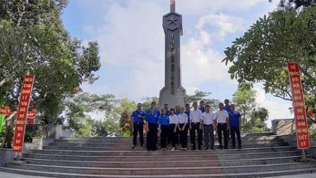 Đoàn viên Thanh niên dâng hương tại Nghĩa trang Liệt sĩ huyện Châu Thành nhân ngày Thương binh, liệt sĩ 27.7