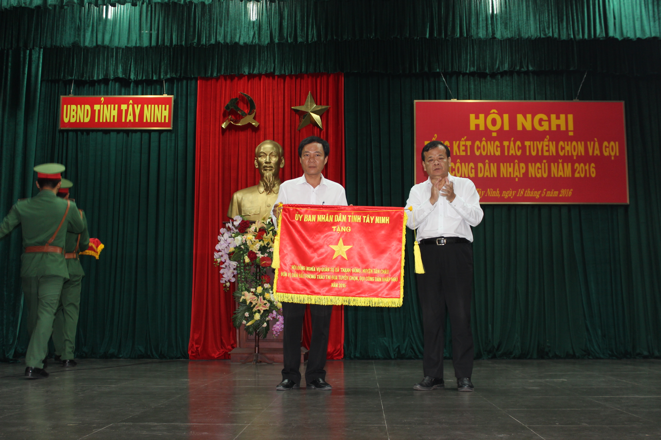 Chu tich UBND tinh Pham Van Tan trao Co Thi dua cho Hoi dong NVQS xa Thanh Dong huyen Tan Chau.JPG