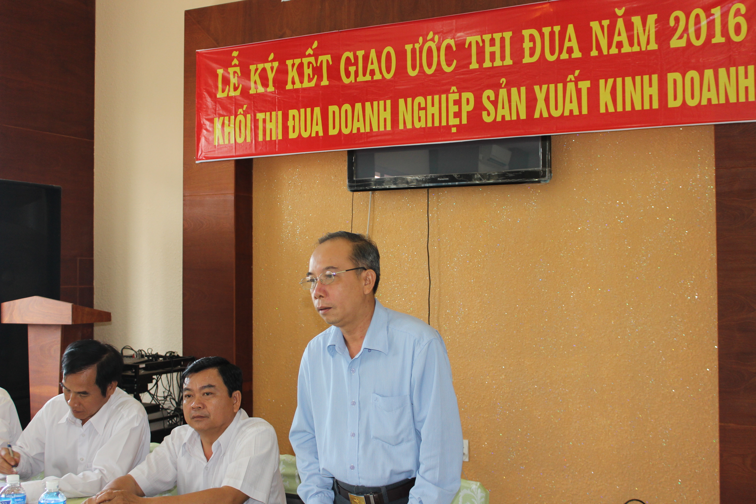 Pho Truong ban Thi dua - Khen thuong Nguyen Thanh Nam phat bieu chi dao Hoi nghi.JPG